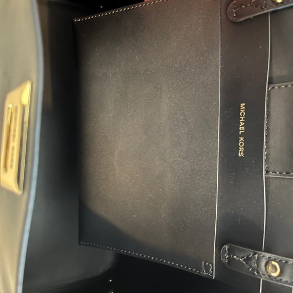 MICHAEL KORS
MANHATTAN
3551 GNCT3T
LG TOTE
LEATHER
BLACK
S978-0001
1 - Picture 8 of 9